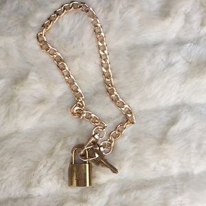 305 Louis Vuitton lock and key